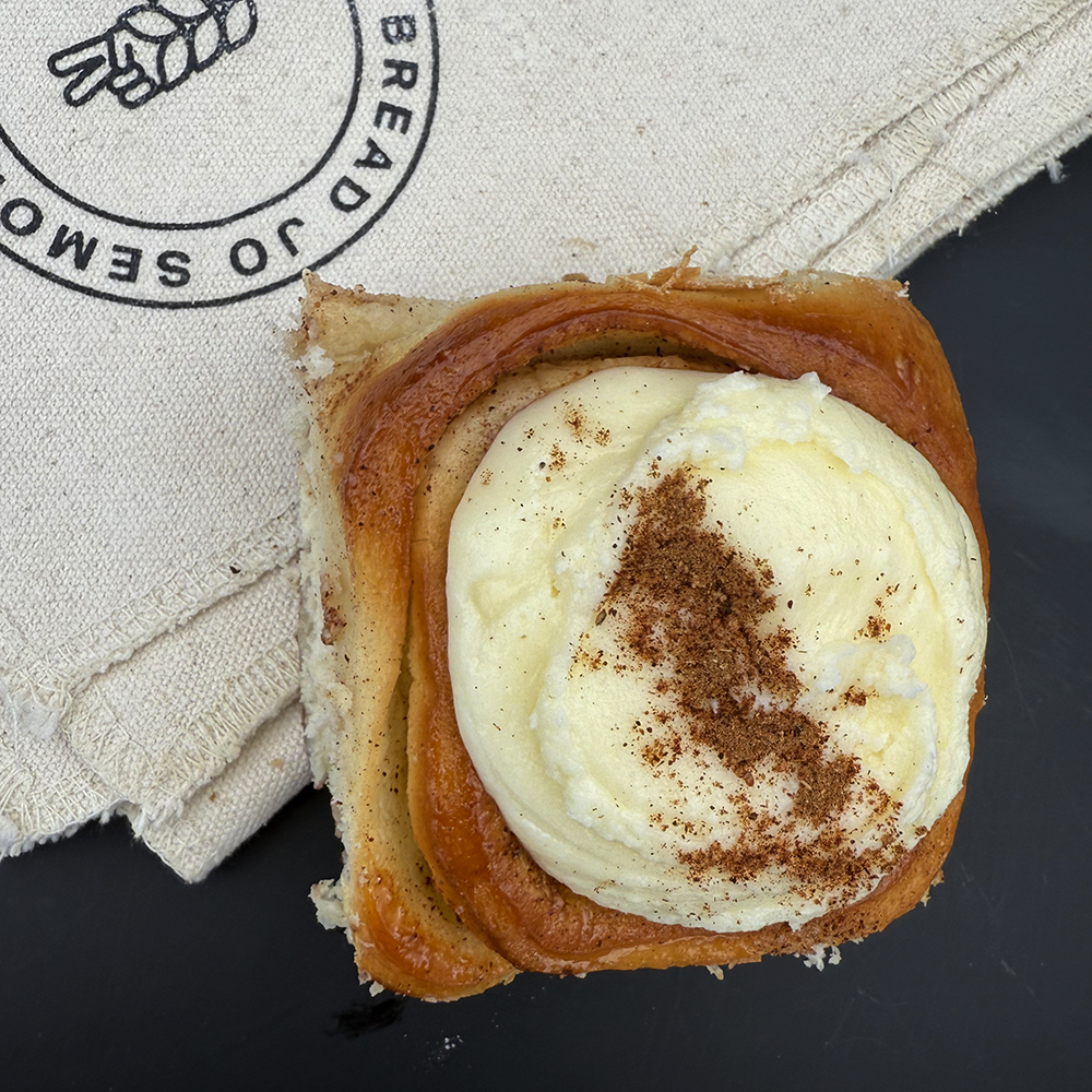 cinnamon roll mit chai latte topping