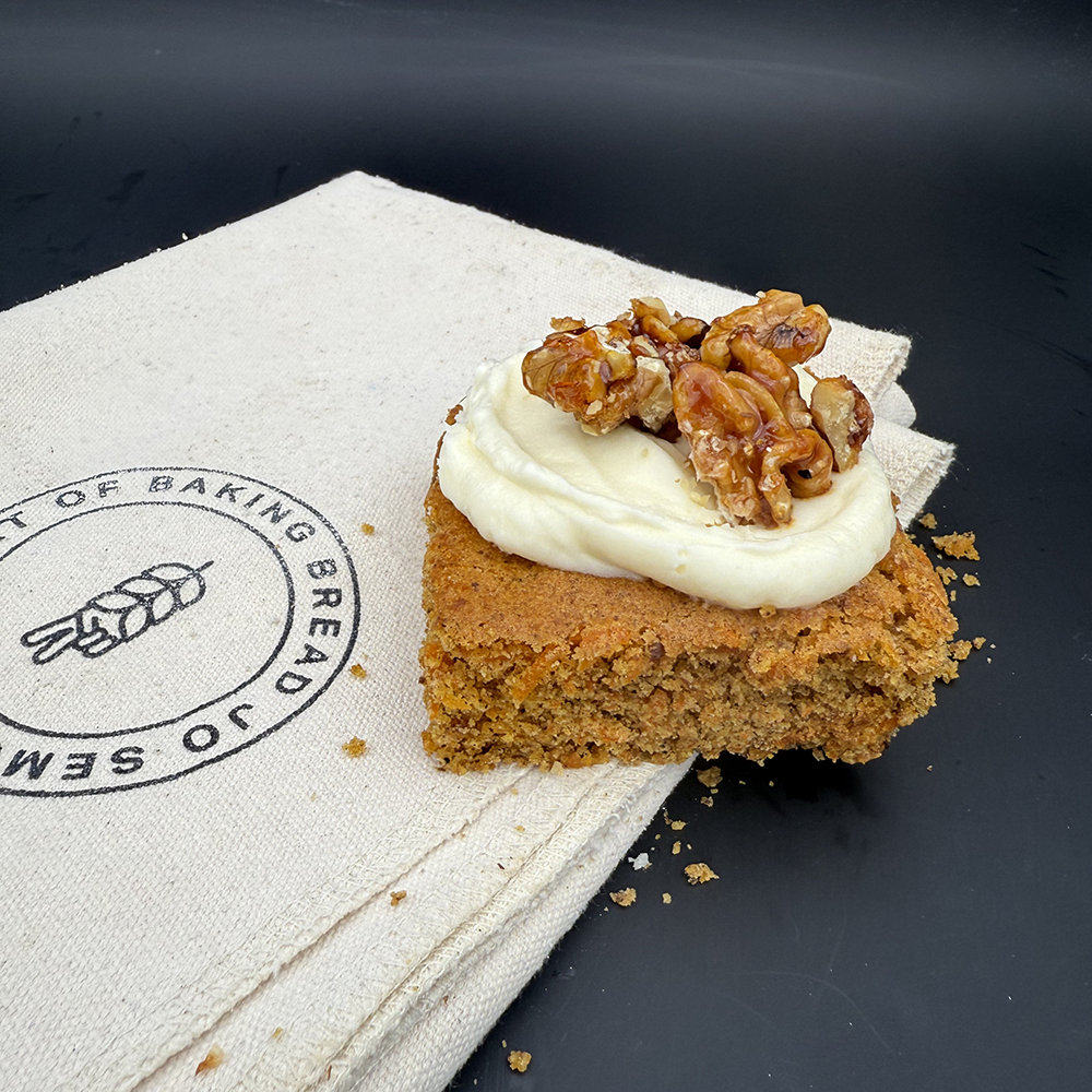 Karottenkuchen mit Frischkäse Tapping und karamellisierten Walnüssen
