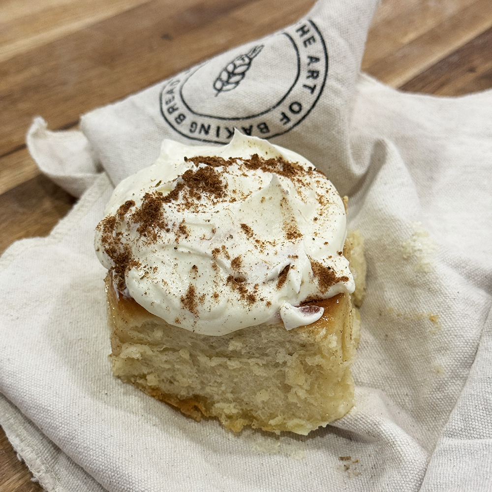 cinnamon roll mit chai latte topping