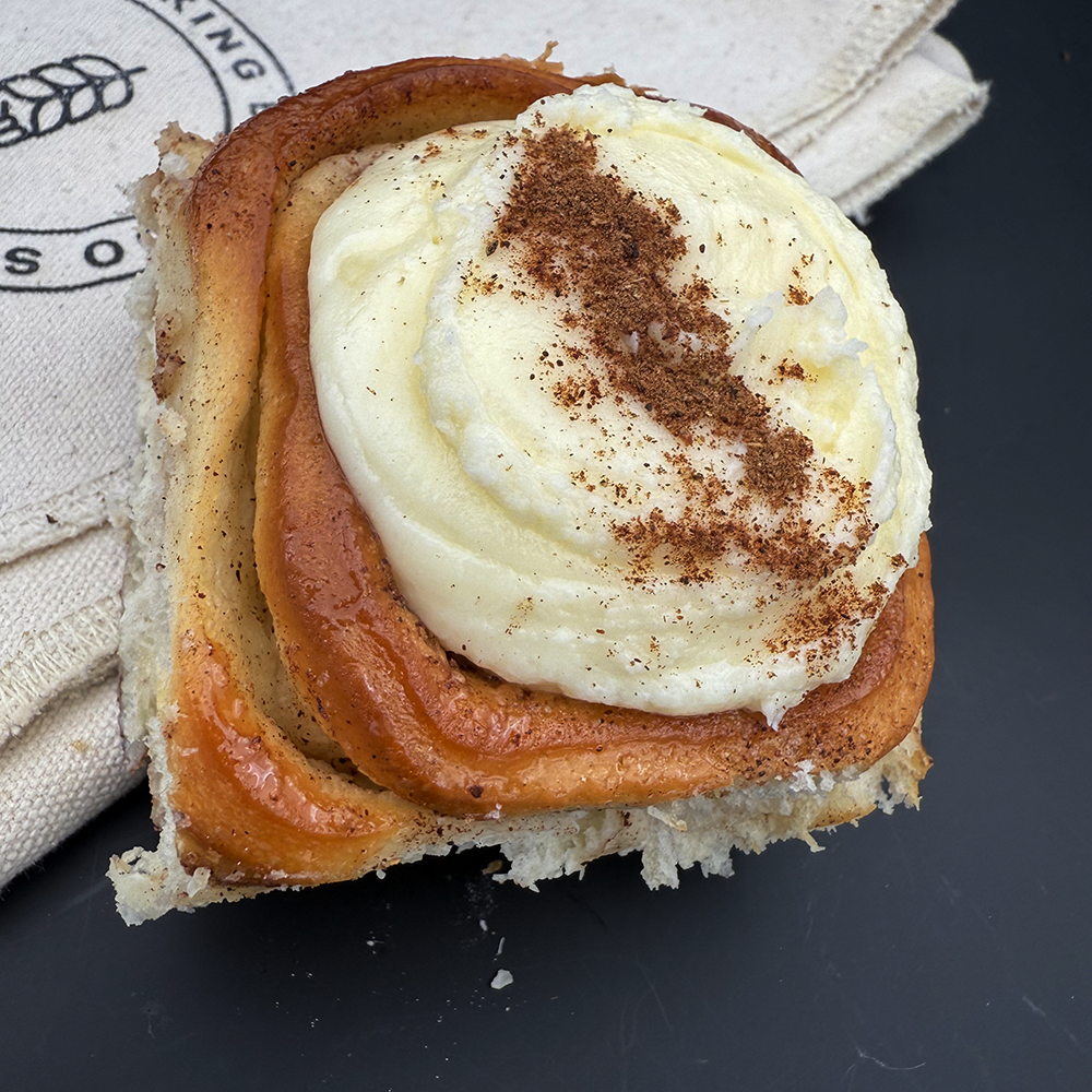 cinnamon roll mit chai latte topping