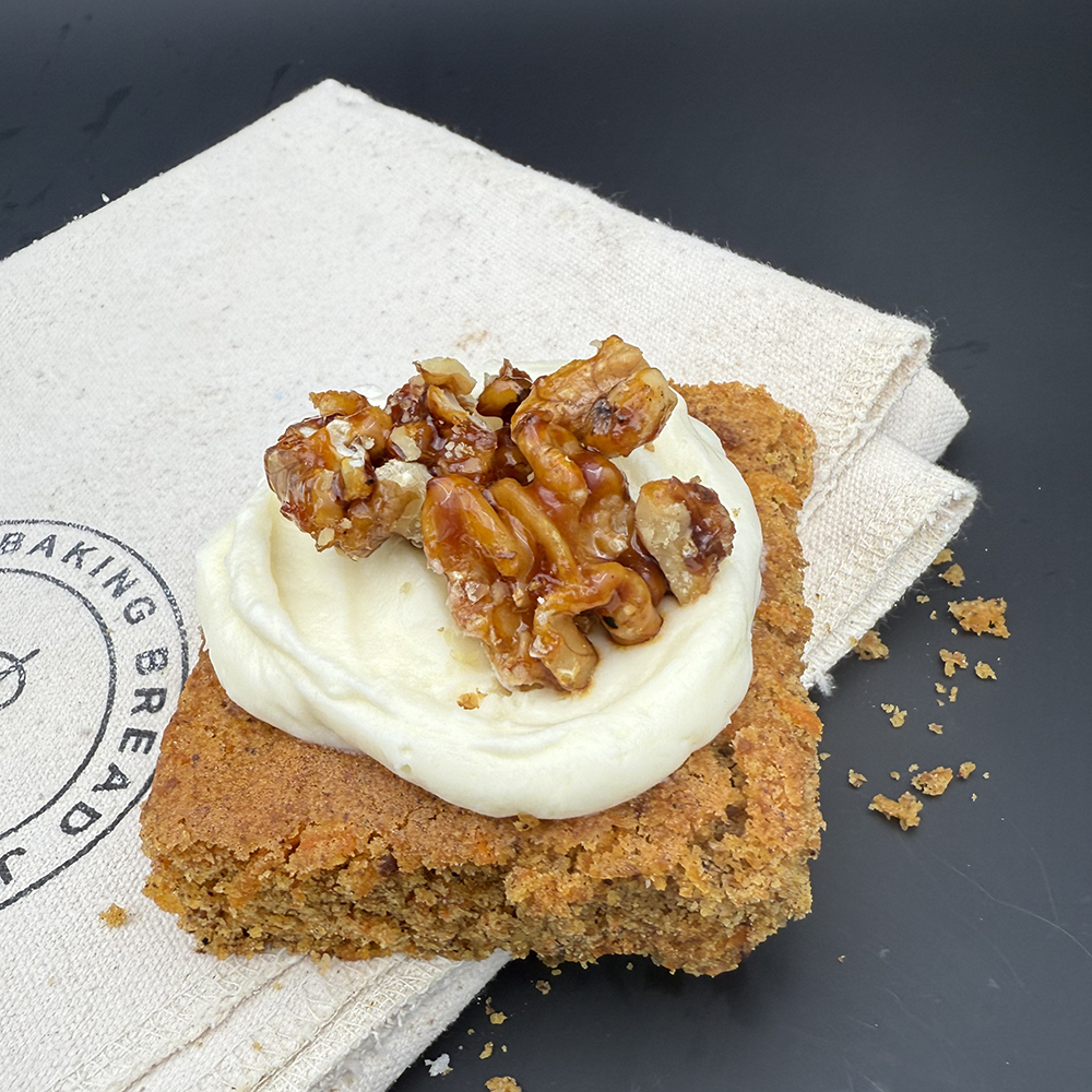 Karottenkuchen mit Frischkäse Tapping und karamellisierten Walnüssen